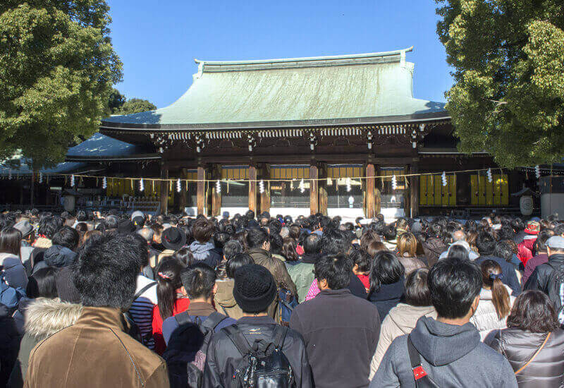 愛犬と一緒に初詣に行こう 犬同伴okな神社 お寺一覧と犬連れ初詣の注意点 わんこラボ