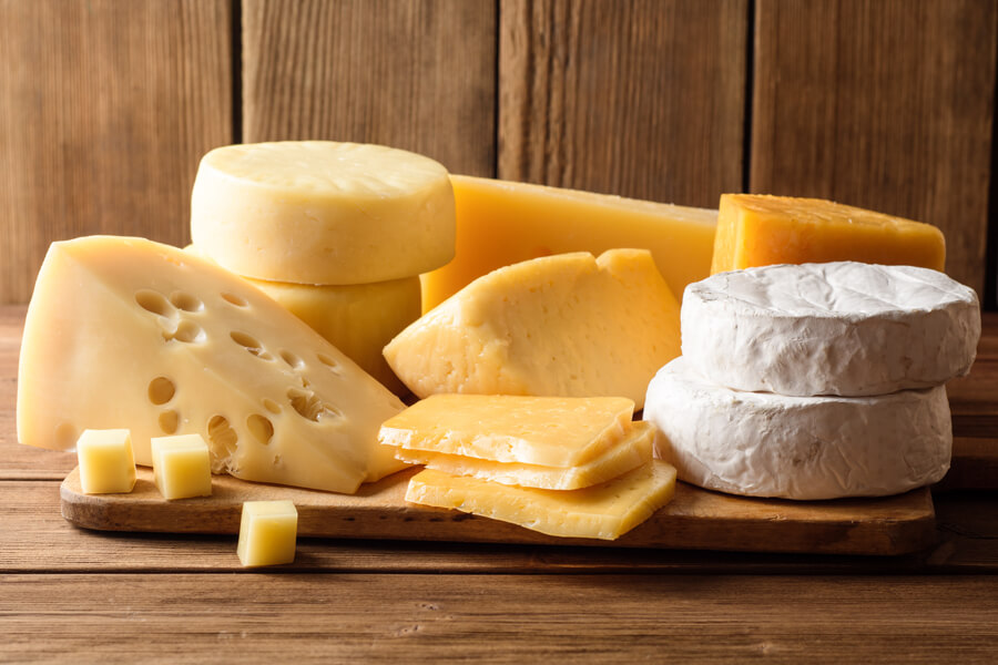 犬はチーズを食べても大丈夫？栄養面のメリットや適量、与える際の注意点